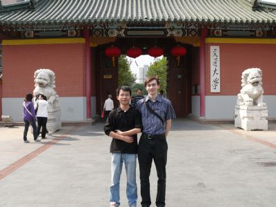 Un de mes collègues et moi devant l'Université Jiaotong