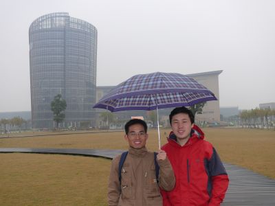 Mes collègues devant la bibliothèque de l'Université Normale de la Chine de l'Est