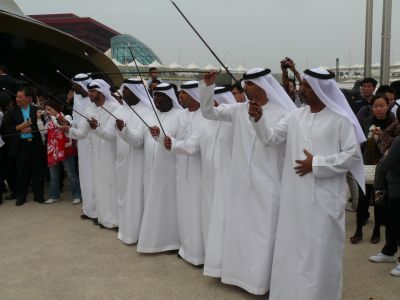Danses devant le pavillon des Émirats arabes unis