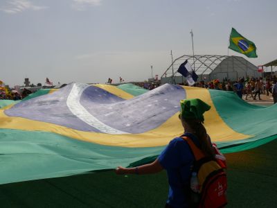 Des pèlerins brésiliens étendent leur drapeau.