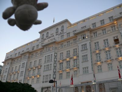 Tekila devant le Copacabana Palace.
