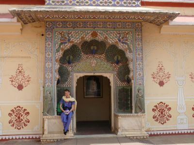 Pauline dans le palais de Jaipur.