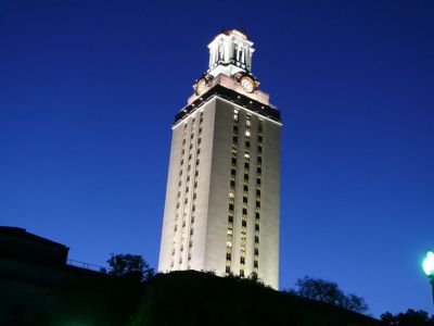 La tour du campus de nuit.