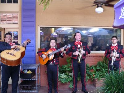 Musiciens devant un restaurant mexicain.