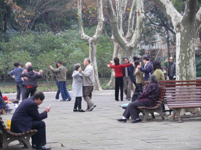 Chinois valsant dans un parc
