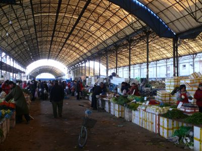 Une des halles couvertes du marché