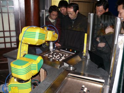 Robot jouant au go avec un visiteur