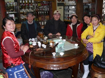 Dégustation de thé au marché de Tian Shan