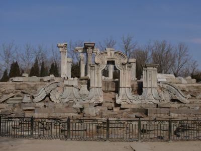Ruines de l'ancien palais d'été de style européen