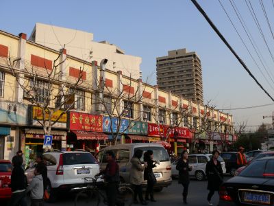 Rue animée du restaurant, devant le parc Changfeng