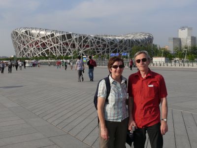 Mes parents devant le « nid d'oiseau » sur le site olympique 2008