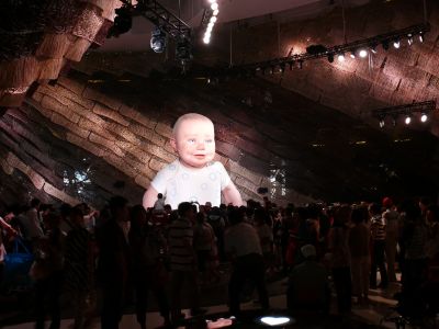 Bébé géant dans le pavillon espagnol