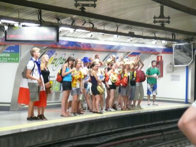 Groupe de français dans le métro.