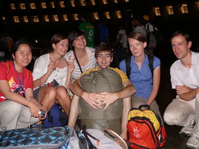 Avec les volontaires français et Giang dans la cathédrale.
