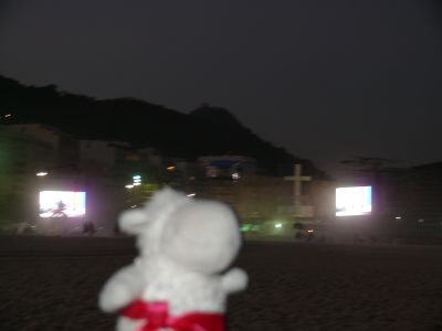 Les écrans géants et la scène sur la plage de Copacabana.
