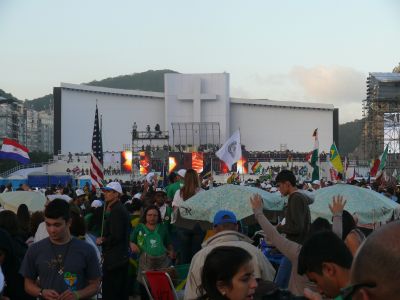 La scène pour la veillée à Copacabana.