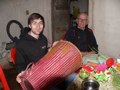 Pierre-Yves et oncle Marc avec un tambour traditionnel à Burutoli.