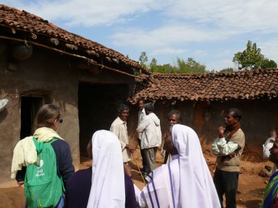 Visite des maisons du village d'Ekamba.