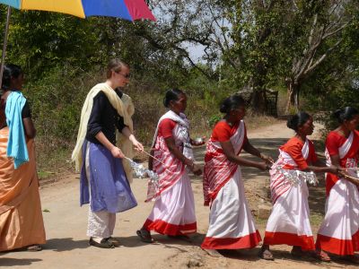 Pauline accompagnant les villageoises dans leur danse tribale.