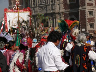 Danses et chants devant la basilique de Guadalupe.
